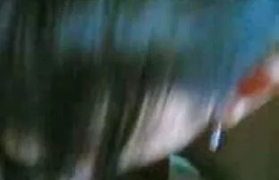 XXX Bär en röd klänning Elena en överens om att ha sex med två vackra fake taxi porr män