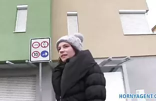 XXX Hon arbetar med xnxx porr kuk i munnen