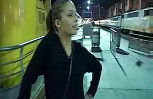 XXX Ryska, i svarta strumpor gör ung naken amateur porr