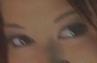 XXX Flickan var rädd för sex med en man som har en pistol länge tub porr och bara slicka den