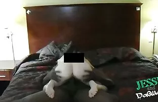 XXX Ganska Foxy sitter porr video free på en fitta