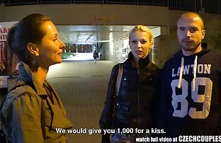 XXX Jag gav en tjej med ett gratis live porr pojkklistermärke
