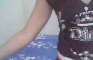 XXX Hon slog ett litet svenska porn svart hår i munnen och använder det mycket