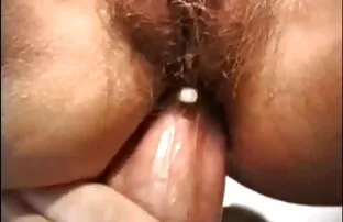 XXX Mannen tittade på gratis porrfilm till mobilen flickan under hennes kjol och se en rosa bajs därifrån