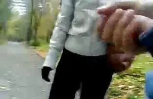XXX Flickor locka män i skogen och dra ut gratis live porr honom